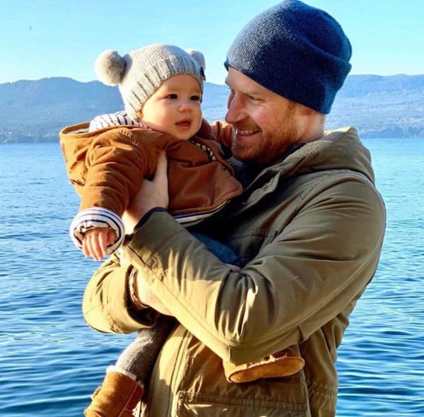 Meghan Markle (hrhofsussex / 31.12.2019): NEW ARCHIE PHOTO!! How sweet is this!!? Meghan and Harry just released this sweet photograph of Harry & Archie! Im guessing this was taken by Meghan during their Holiday on Vancouver Island in British Columbia! He is the cutest little thing and it looks like he has Megs eyes and little button nose! Supplied by Instagram.com/face to face