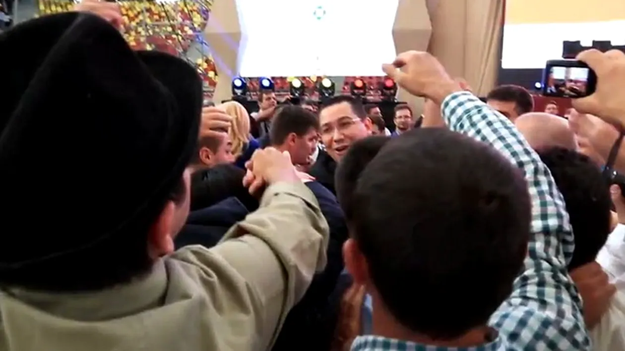 Mondenii fac senzatie pe net cu un episod filmat in timpul lansarii candidaturii lui Victor Ponta! Vezi ce au putut sa faca