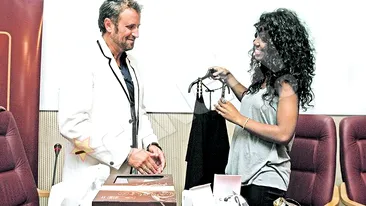 Denisa Nechifor poarta o creatie a lui Catalin Botezatu. Si-a imbracat iubita ca pe Kelly Rowland