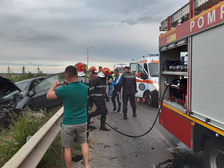 Imagini uluitoare pe DN1! A pierdut controlul mașinii, a rupt parapetul și apoi a intrat într-un stâlp