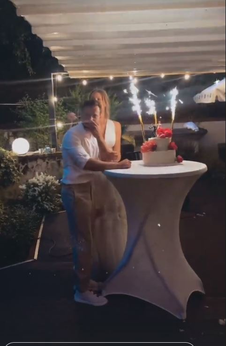 Dani Oțil, atingeri intime cu soția lui în fața tuturor invitaților! Gabriela Prisăcariu a continuat să îl sărute pasional | FOTO & VIDEO