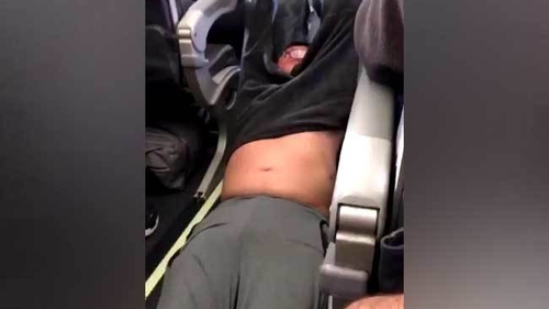 Acest pasager a fost târât afară dintr-un avion şi bătut, iar imaginile au ajuns rapid să facă înconjurul planetei. Motivul a fost unul incredibil