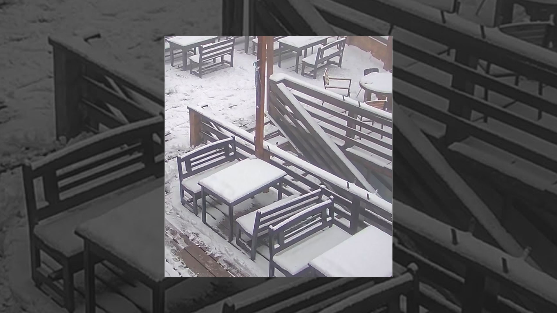 Ninge ca în mijlocul iernii în România! Orașul în care s-a depus deja strat de zăpădă