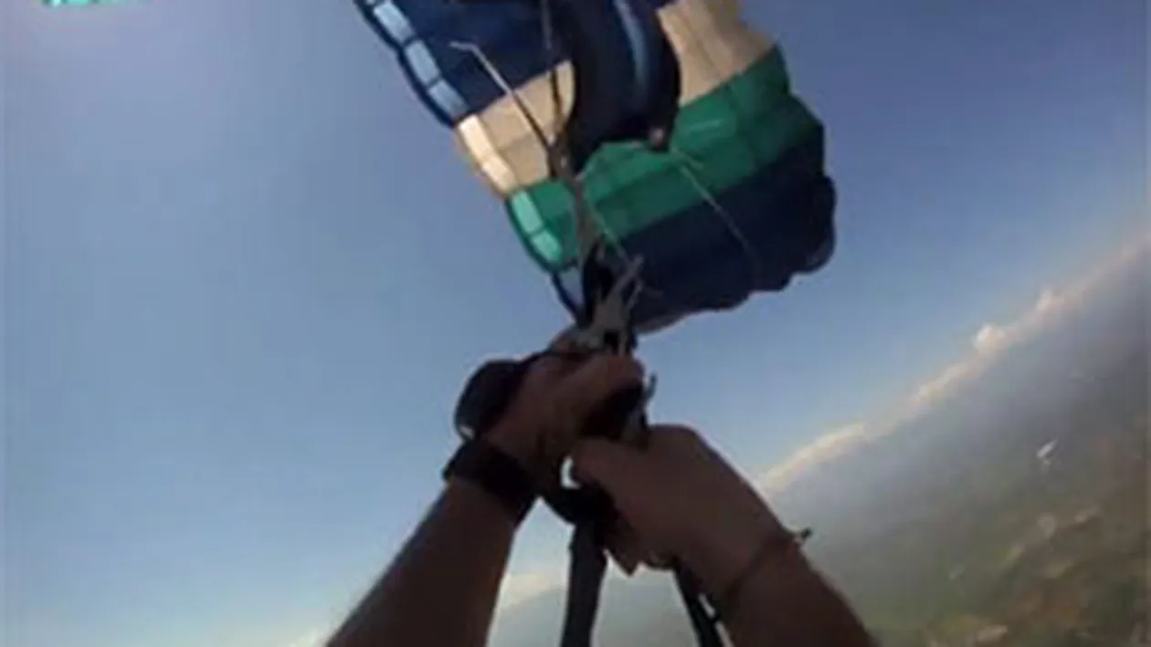 A trecut prin momente de groaza! S-a lovit in aer de un coleg si nu i s-a deschis parasuta, dupa ce a sarit de la mii de metri inaltime! Vezi cum a reusit sa scape!