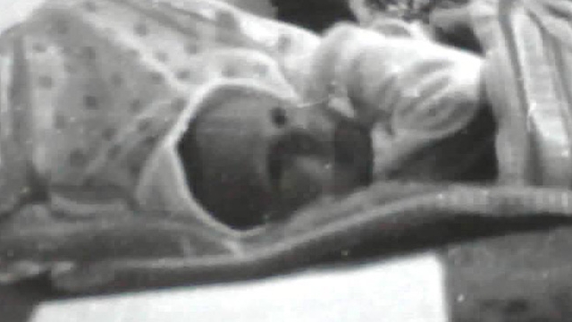 Copilul din imagine este unul dintre cei mai sexy artisti din Romania: "Acum 40 de anisori. Tot atunci a fost si prima ninsoare"