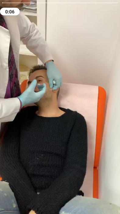 Răzvan Ciobanu a postat o poză cu el dezbrăcat pe Instagram. Când și-a dat seama că e prea de tot, designerul a șters-o! Dar noi am salvat-o