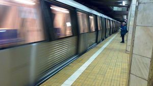 Circulaţia metroului se desfăşoară cu întârziere după ce o persoană a căzut pe şine la Aurel Vlaicu