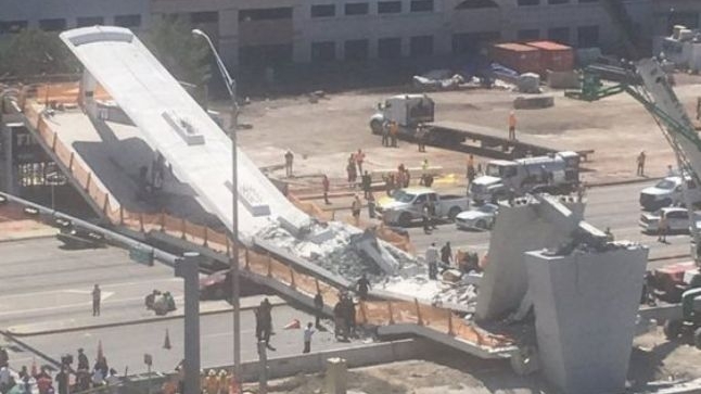O pasarelă abia construită s-a prăbușit peste o autostradă, în S.U.A! Cel puțin patru morți