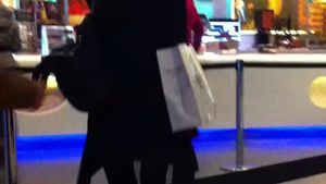 Cea mai excentrica sotie de milionar a indraznit sa iasa asa la mall! S-a inspirat din moda saloanelor de frizerie canina?