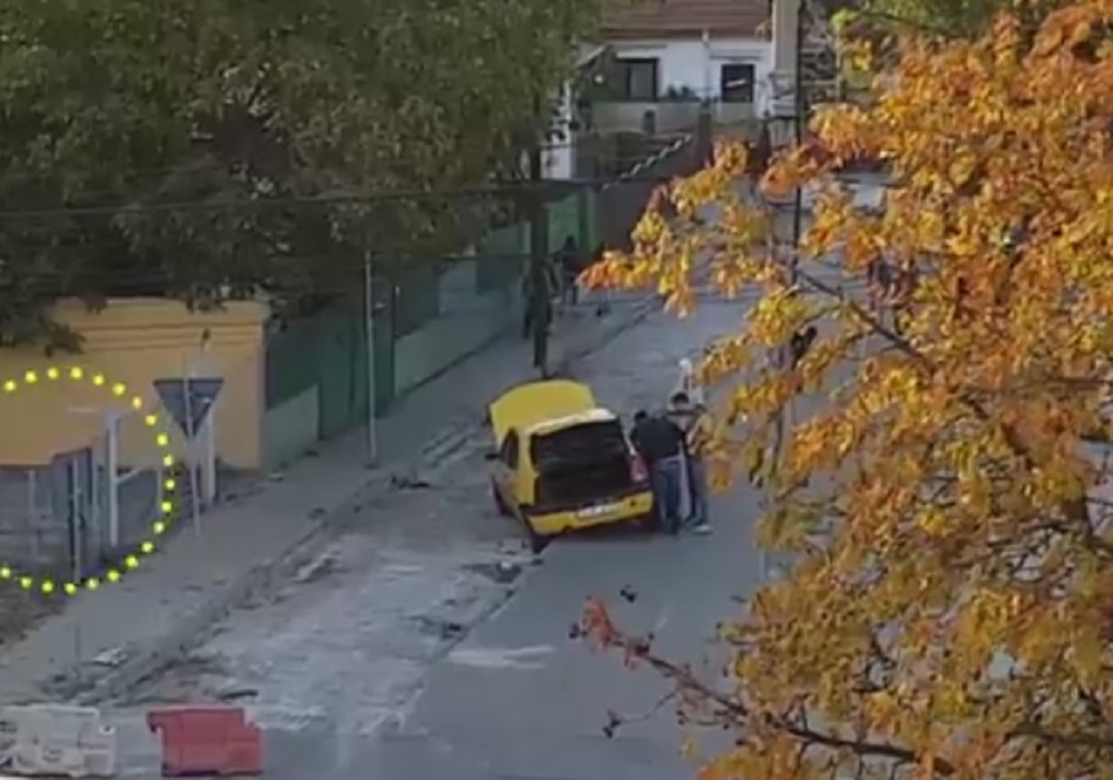 VIDEO / Un taximetrist a căzut cu maşina într-o groapă! Gestul ilegal făcut de şofer, după ce autoturismul a rămas suspendat