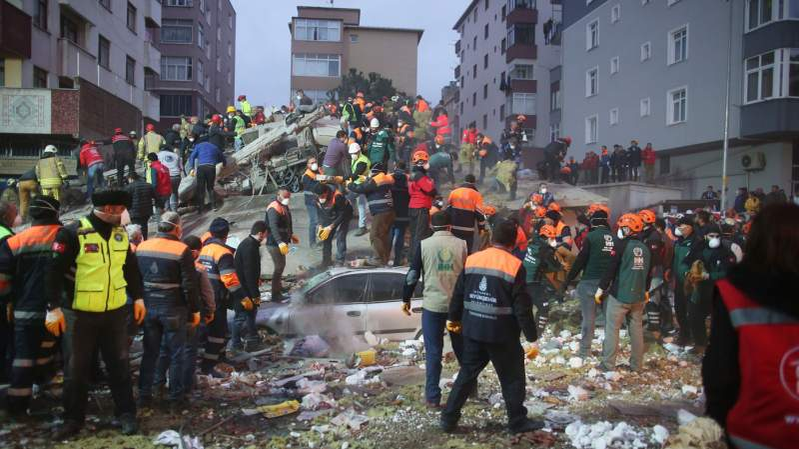 Bilanţul prăbuşirii blocului din Istanbul a ajuns la 14 morţi