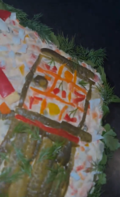 Ce a putut să scrie o tânără pe salata boeuf, de Crăciun / Foto: Captură Video TikTok