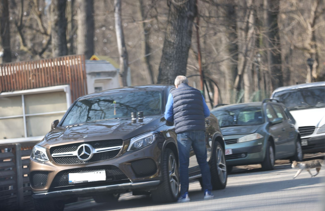 Ilie Năstase a pus cafelele pe capota mașinii (Foto: CANCAN.RO)