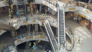O femeie a căzut de la înăltime în mall-ul Plaza! A murit la spital