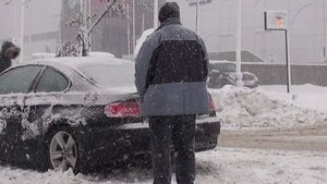 Imagini realizate in urma cu putin timp in Bucuresti! Cum arata acest BMW in partea din fata! Oamenii s-au oprit sa-i faca poze!
