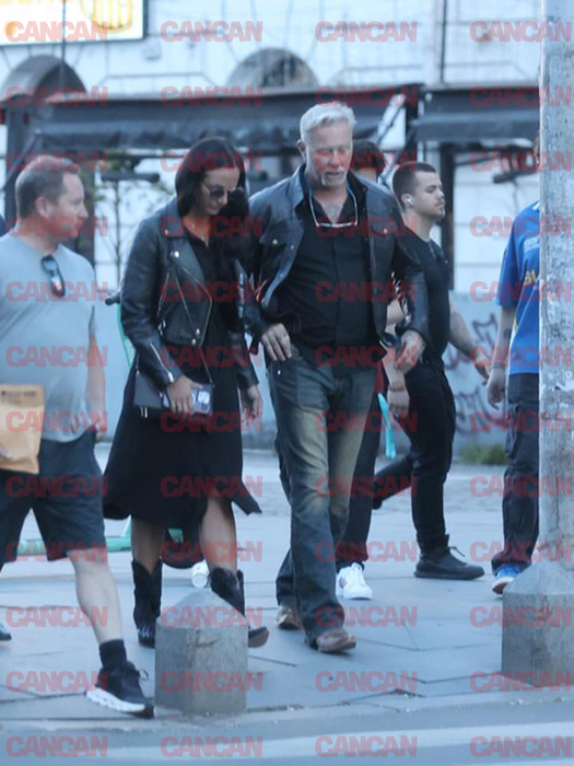James Hetfield și proaspăta logodnică au atras toate privirile în centrul Capitalei. Solistul trupei Metallica, „lună de miere” în România