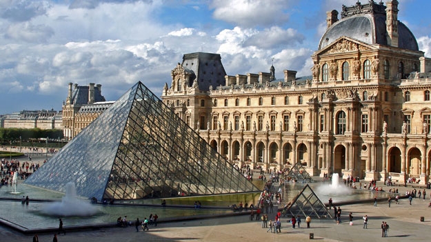 Cutremur in Paris! Corigenta la geografie si biologie a ajuns unde nicio surata de-a ei n-a mai ajuns vreodata: la Luvru