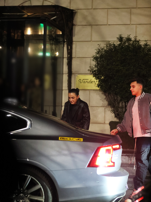 Alexia Eram iese zgribulită din club, Tonghi, cu poșeta. Dragostea cere sacrificii!