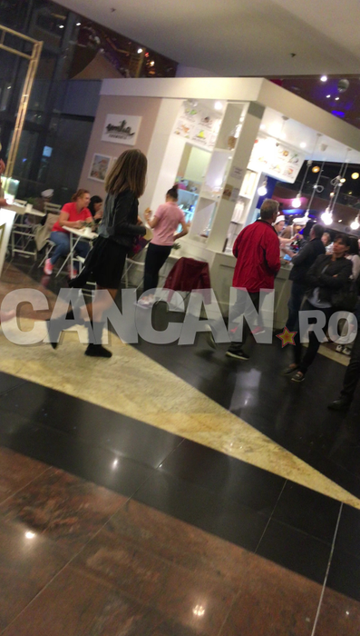 Fiica lui Boureanu se tratează cu o prietenă la două săptămâni de la mega-scandal. Am filmat-o la ”terapie” în mall. Puştoaica şi-a schimbat lookul şi şi-a scos farmecul la înaintare