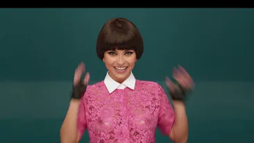 N-a pozat niciodata goala, dar de acum nu mai are niciun secret… pe sub bluza! E prima oara cand Inna isi arata sanii ASA!