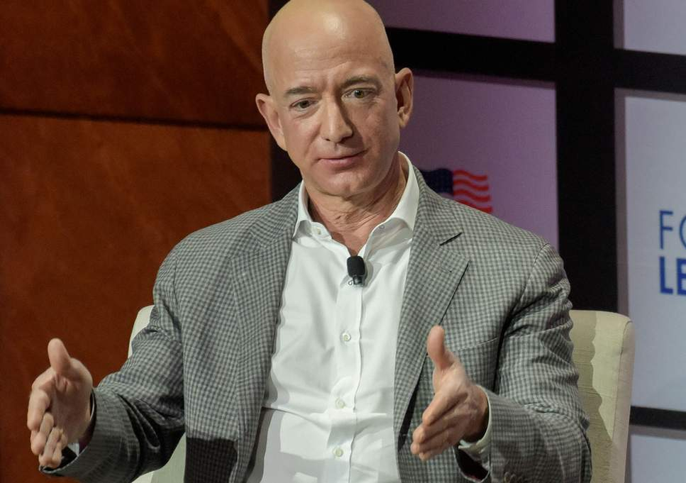 Jeff Bezos, bossul Amazon, cerut în căsătorie de Alesia, o moldoveancă din Vaslui