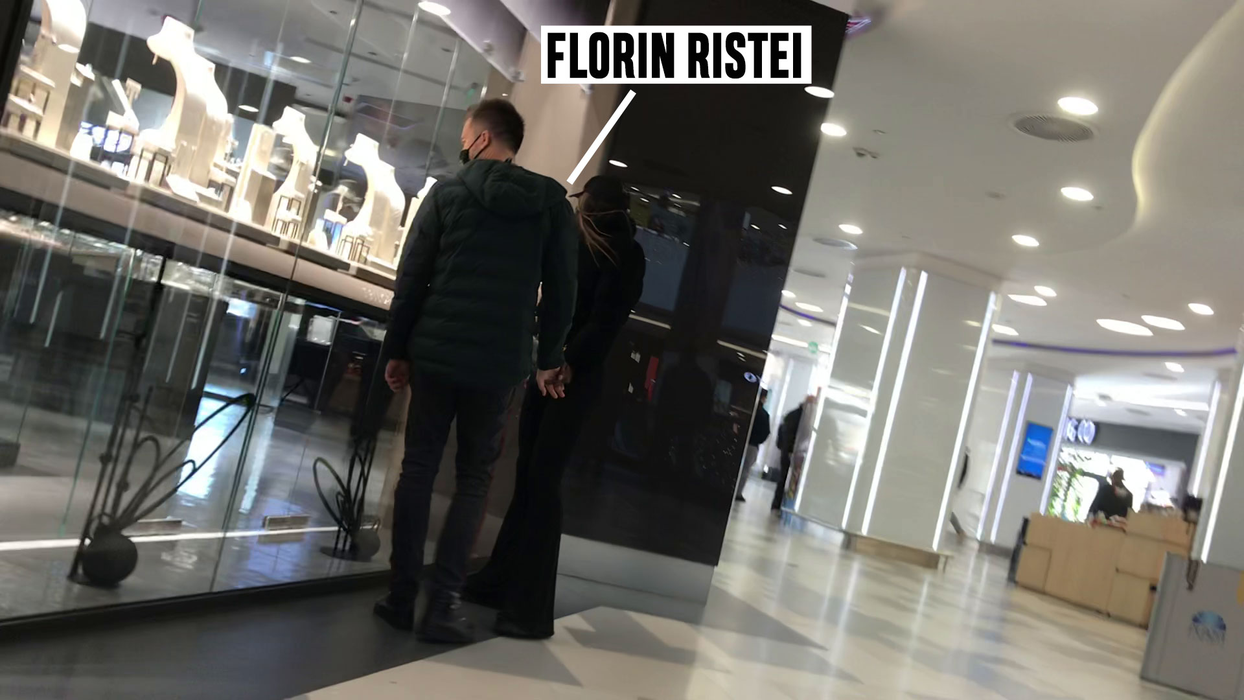 Florin Ristei și Naomi Hedman s-au oprit în fața unei vitrine cu bijuterii