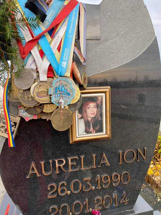 Imagini copleșitoare de la mormântul Aurei Ion, după aproape 7 ani de la tragedia aviatică din Munții Apuseni. Mesajul publicat de sora ei în ziua de Crăciun