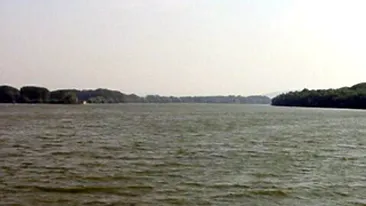 Nava de croaziera blocata intr-un banc de nisip pe malul bulgaresc al Dunarii