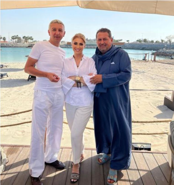 Anamaria Prodan se află la Abu Dhabi, alături de Dan Diaconescu și de afaceristul Cătălin Hideg (Foto: Instagram.com)