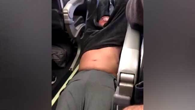 Acest pasager a fost târât afară dintr-un avion şi bătut, iar imaginile au ajuns rapid să facă înconjurul planetei. Motivul a fost unul incredibil
