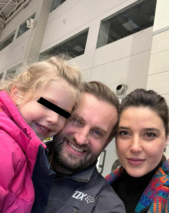 Sorin Brotnei, alături de fiica și soția sa/ Sursa foto: Instagram