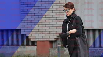 Alina Chivulescu s-a pregătit de mutare sau de plimbare? Actrița de la Antena 1 s-a camuflat cu o geantă oversized