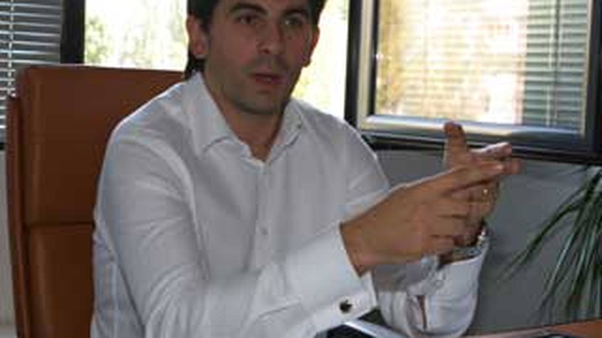 Nunta anului a fost la un pas sa ramana fara nas! Ionut Lupescu l-a salvat in ultima clipa pe Adrian Tarau. Vezi cine este omul politic pe care l-a inlocuit "Kaiserul"