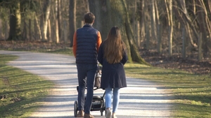 Părinții care primesc un ajutor financiar de 1.500 de lei pe lună. Care este motivul