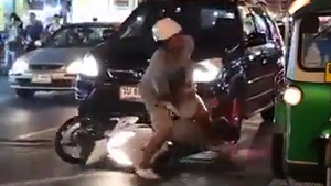 Ce parinte dement! Mergea cu copilul in brate pe scuter cand a fost lovit de un SUV!