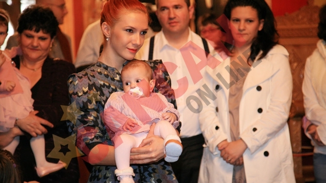 Adela Popescu a fost nasa de botez a nepotei sale, Natalia Elena