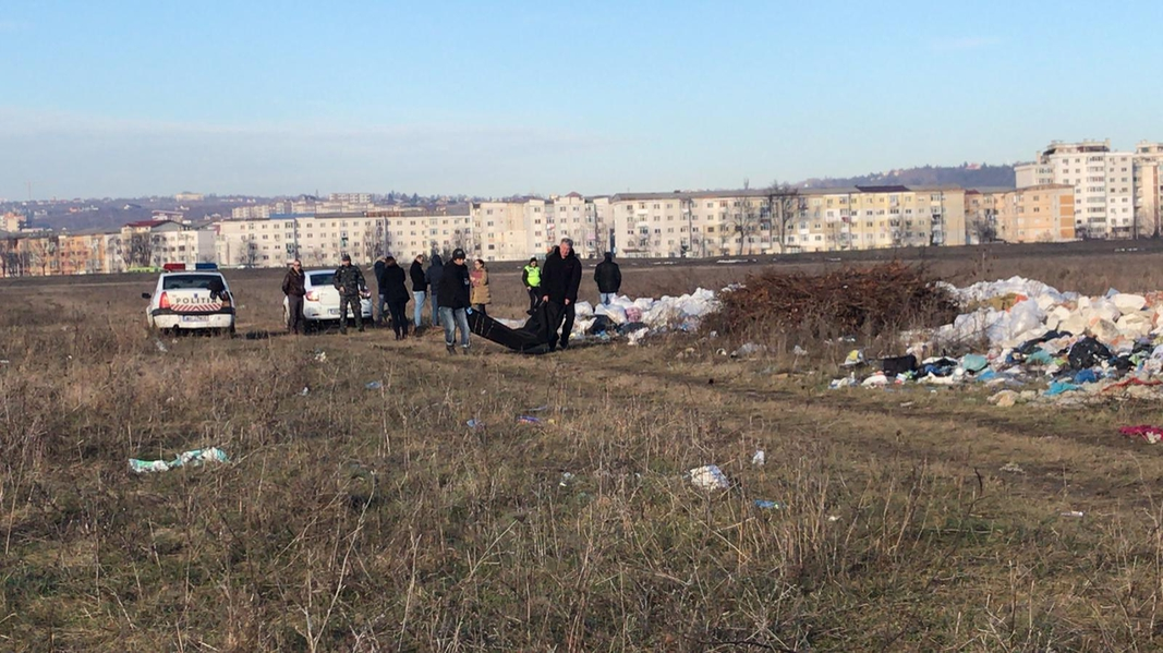 Șocant! Femeie moartă, dezbrăcată și plină de sânge, în zona genitală, găsită pe un câmp din Iași