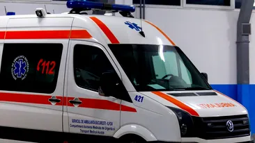 O ambulanță SMURD s-a răsturnat în Capitală. Membrii echipajului au fost transportați la spital