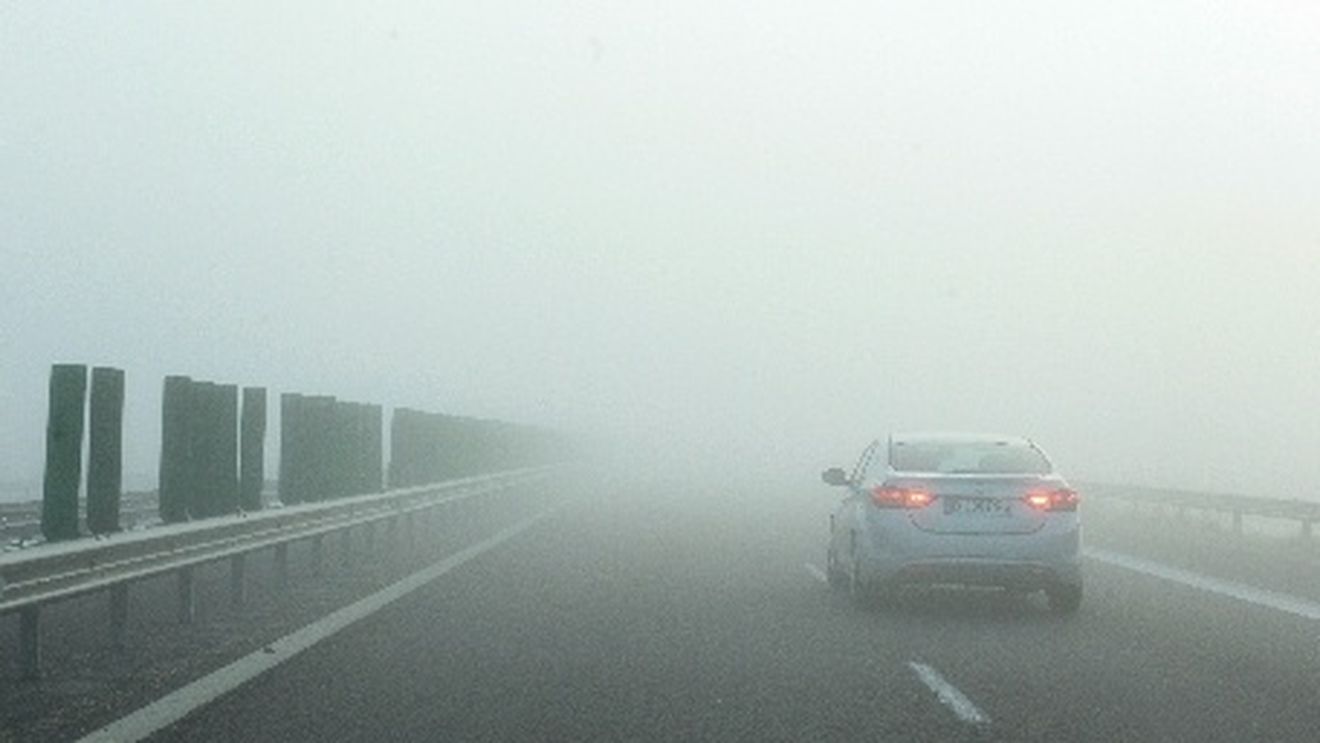 Vizibilitate redusă pe A2 și pe mai multe drumuri naționale din cauza ceții