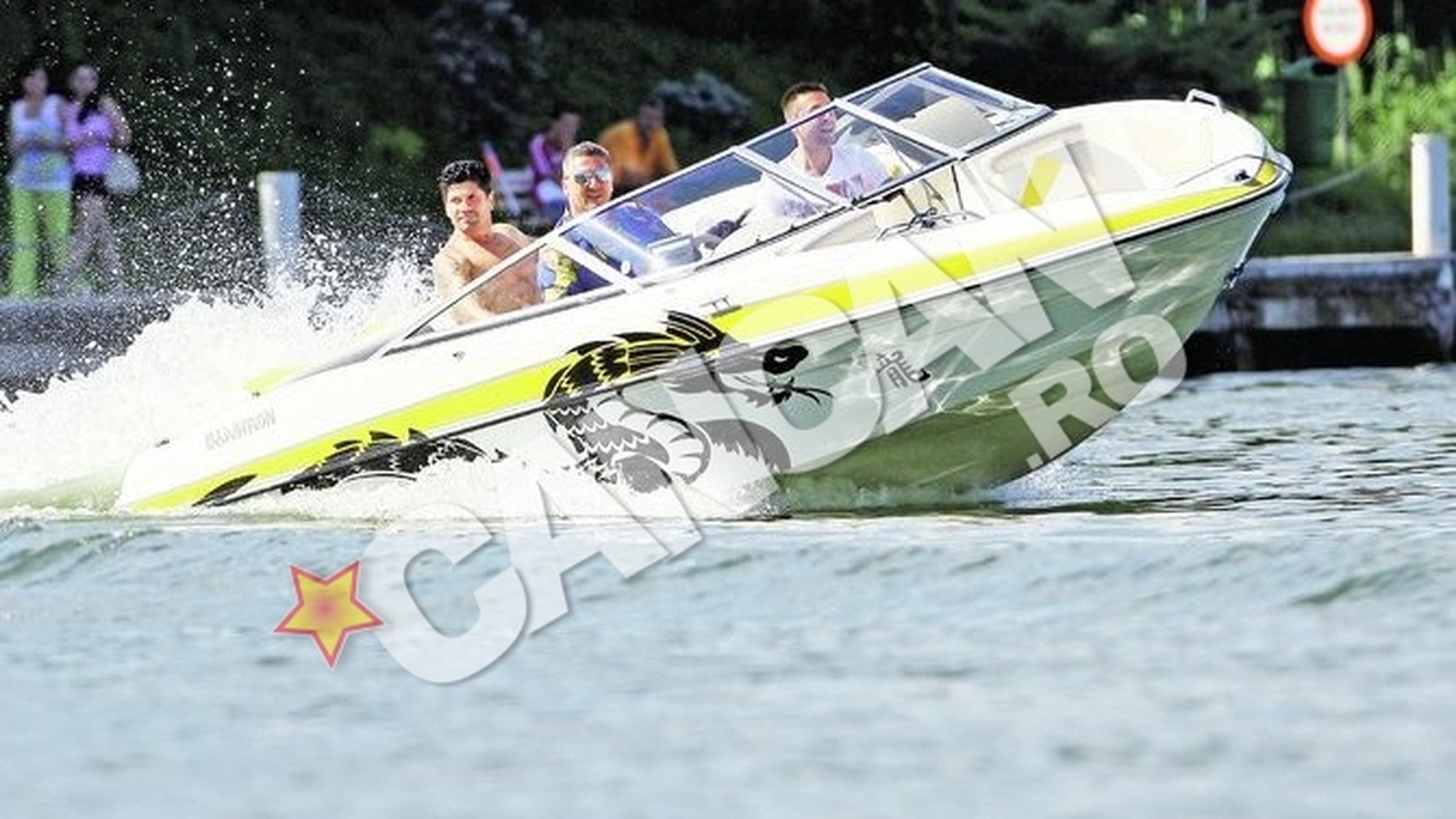 Stelian a facut valuri pe lacul Snagov. Nu e pasare, nu e avion. E Ogica pe dragon!