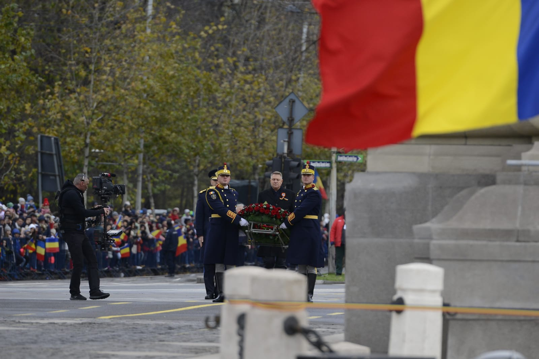 Klaus Iohannis a venit fără soția lui la parada militară din București. Gestul făcut de Carmen Iohannis pe Facebook înainte de Ziua Națională a României