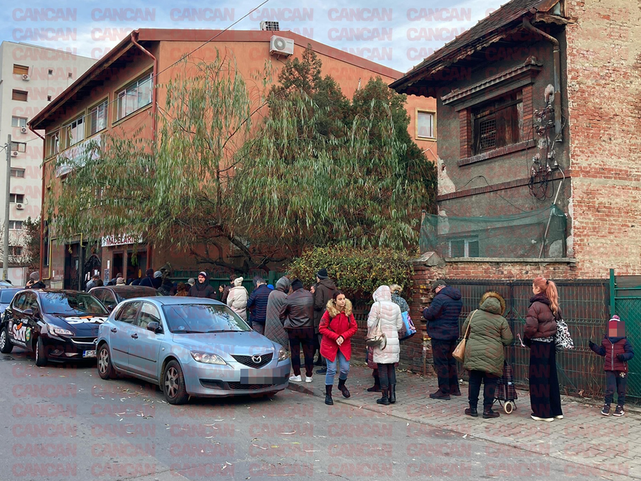 Ca pe vremea lui Ceaușescu! Coadă incredibilă la o măcelărie din București, cu trei zile înainte de Crăciun