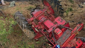 Un bărbat din județul Cluj a murit după ce tractorul pe care îl conducea s-a răsturnat
