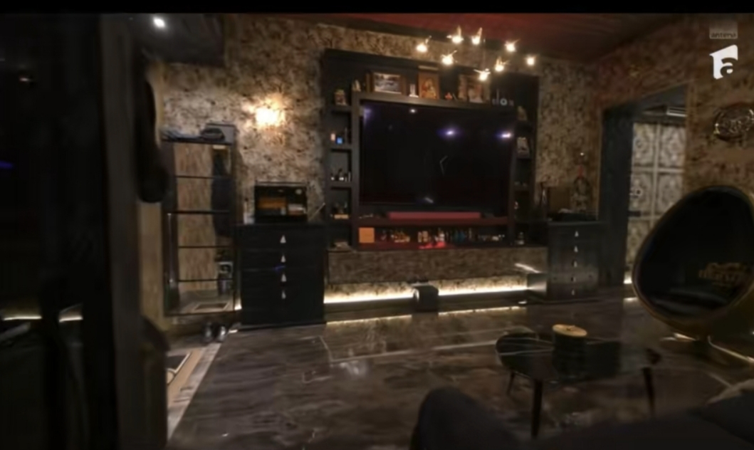 Cum arată casa în care locuiește Prințul Marco la Roma. Ceas Rolex în perete, tapet Gucci și perne Hermès