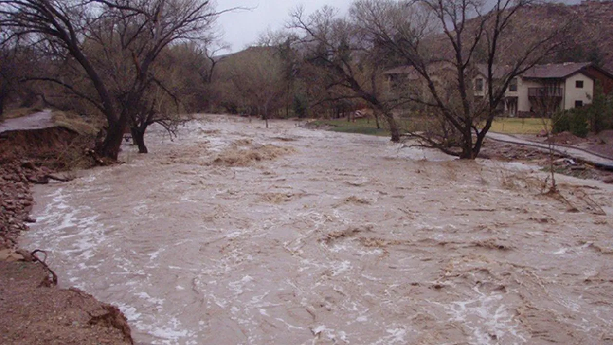 Localnici din trei comune din Olt vor fi evacuati din cauza inundatiilor, in zona fiind cod portocaliu