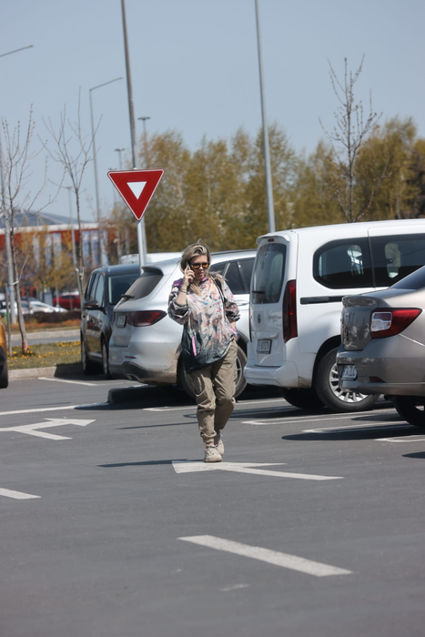 Gina Pistol, singură la cumpărături (Foto: CANCAN.RO)