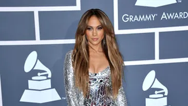 Jennifer Lopez si-a bagat un toc in glezna la premiile Grammy!