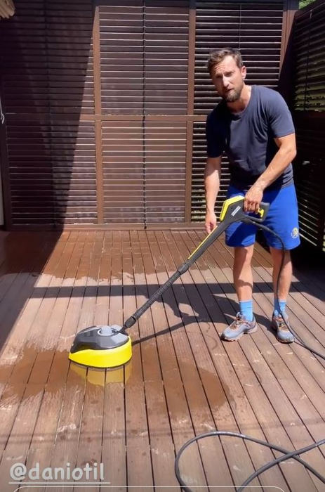 Dani Oțil a trecut la munca de jos: “Te-ai căsătorit, stai în genunchi”. Gabriela Prisăcariu a filmat amuzată momentele | FOTO