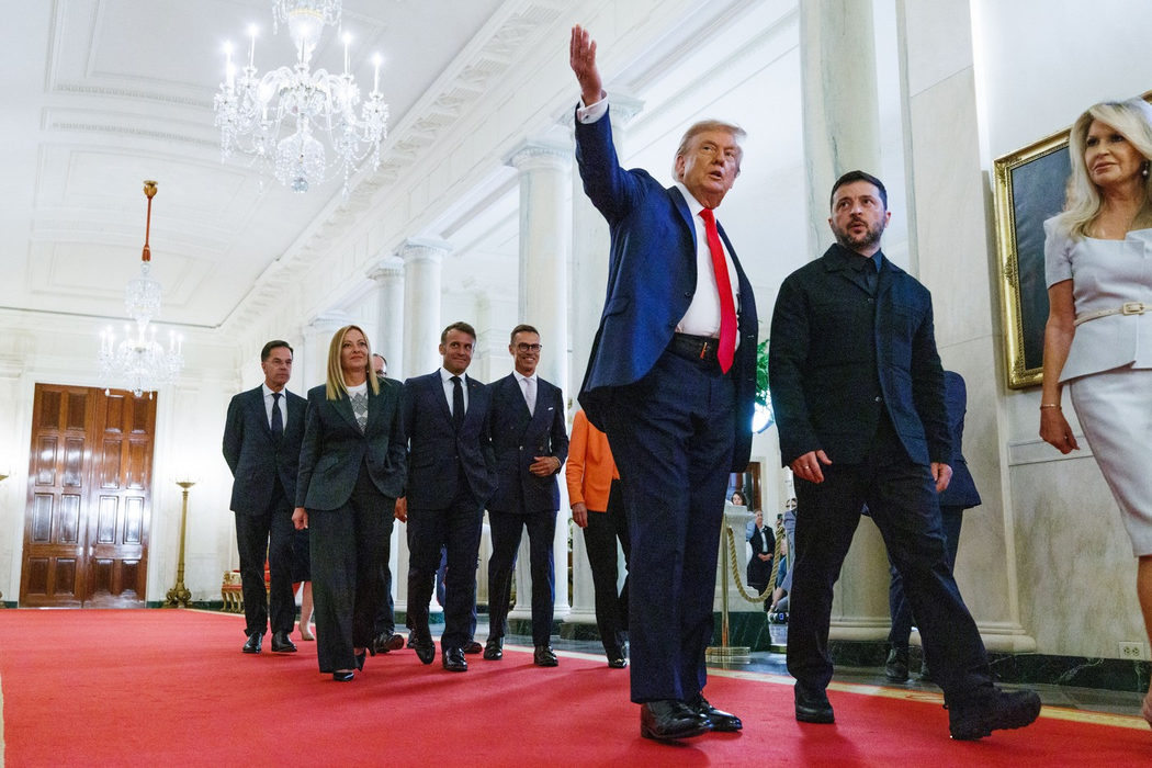 Cât costă costumul pe care Volodimir Zelenski l-a purtat în SUA? Donald Trump l-a complimentat pentru ținută