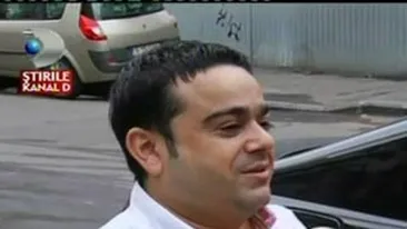 VIDEO Adi Minune, prins in mreje de o fata! Vezi cu ce ocazie i-a daruit un camion de trandafiri!